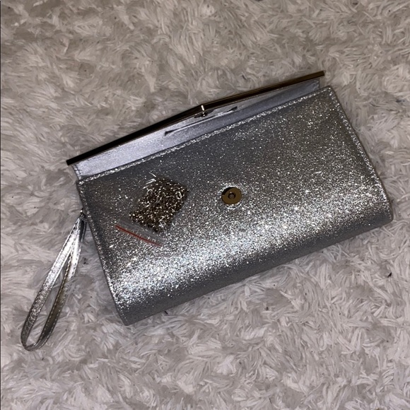 Silver wallet from Ardene, perfect for Prom night - Picture 3 of 3